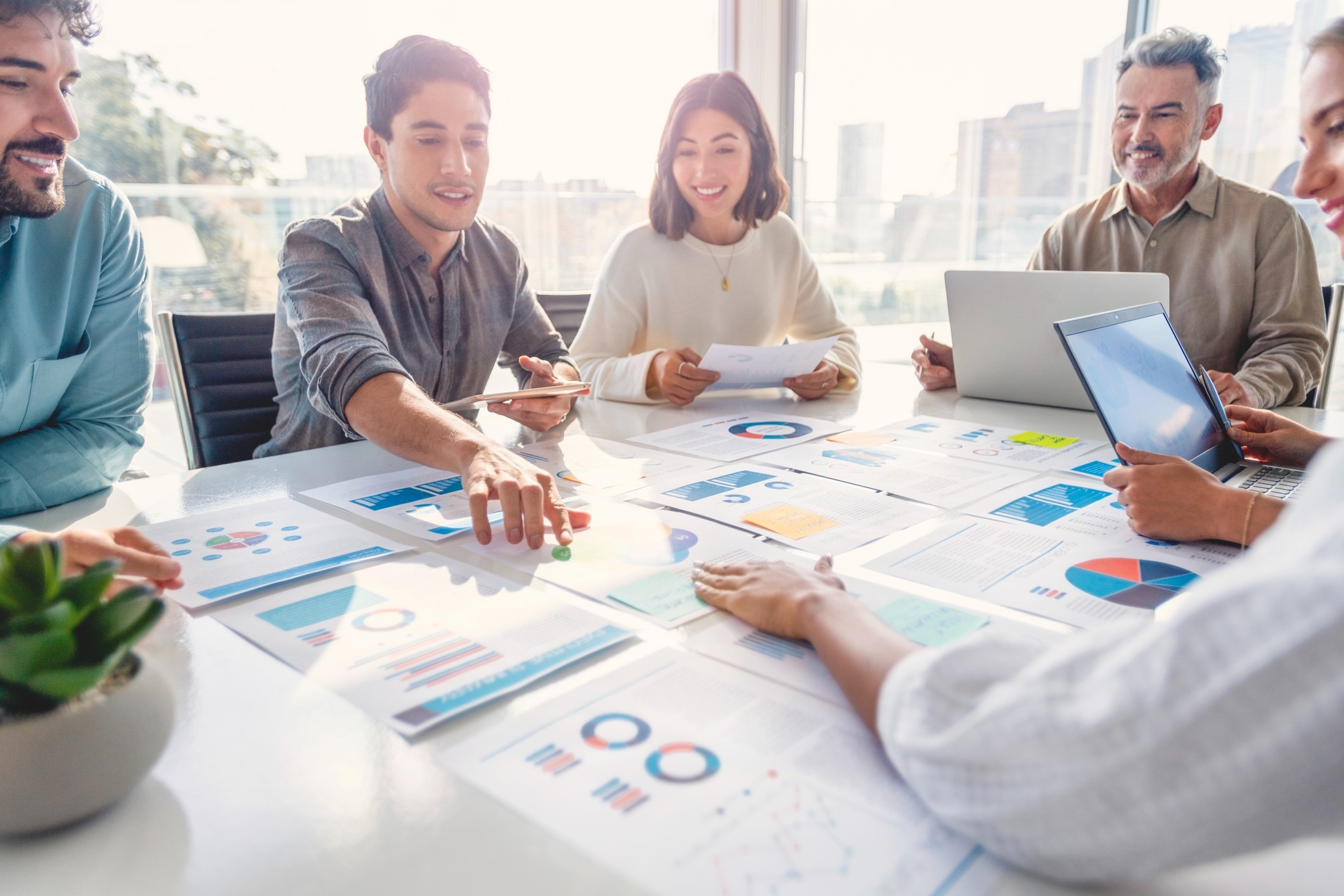 Equipe analisando gráficos e dados de crescimento de leads e conversões